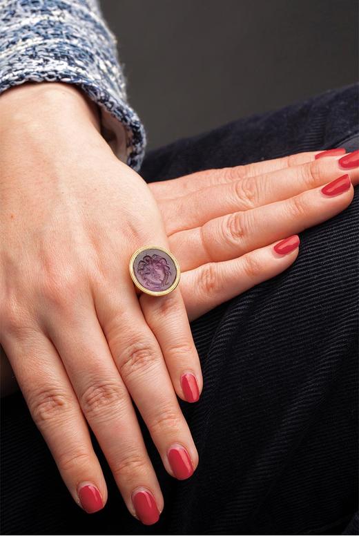 独角鹿西洋古董 意大利出品18K黄金戒托镶嵌美杜莎肖像主题紫水晶凹雕戒指 商品图0