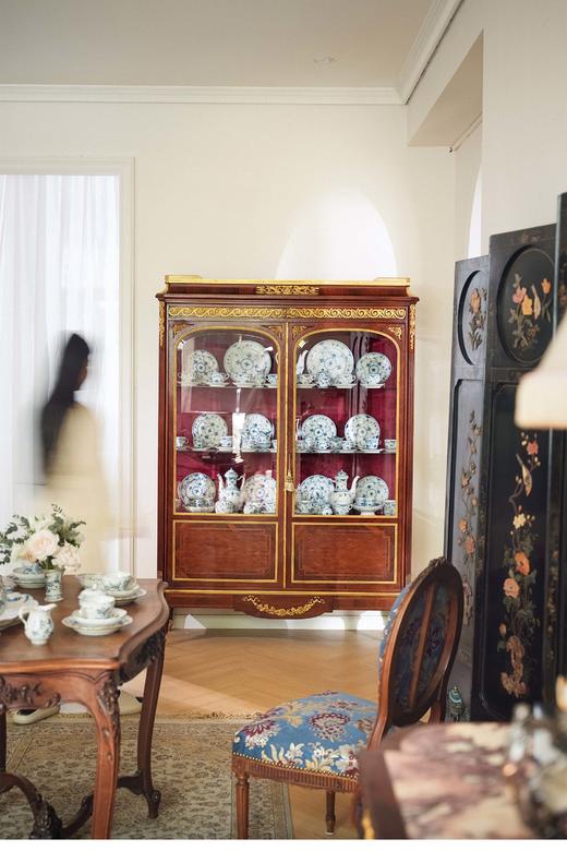 独角鹿西洋古董 古董家具 路易十六风格卷叶纹铜鎏金精雕装饰细木镶嵌玻璃柜陈列柜 商品图1