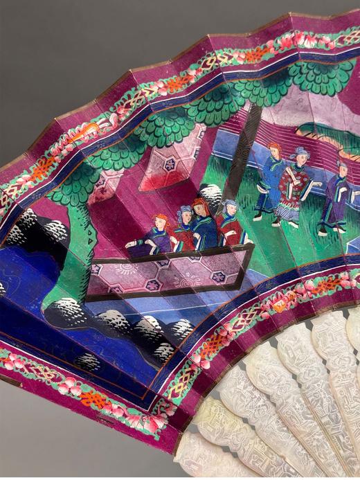 独角鹿西洋古董 中国古董 母贝精雕扇骨装饰官邸人物主题纸本彩绘双扇面折扇 商品图3