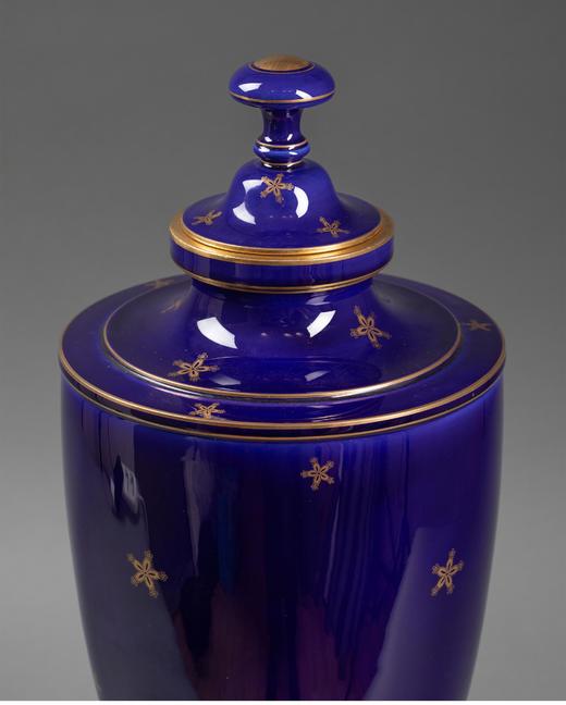 独角鹿西洋古董 1911年代法国御窑塞弗尔出品樱花图案手绘描金装饰帝王蓝釉带盖瓷瓶 商品图3