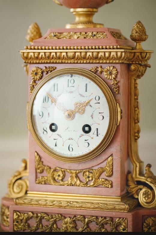 独角鹿西洋古董 1890年代法国出品路易十六风格胜利奖杯主题铜鎏金精雕装饰粉色大理石座钟烛台三件套 商品图4