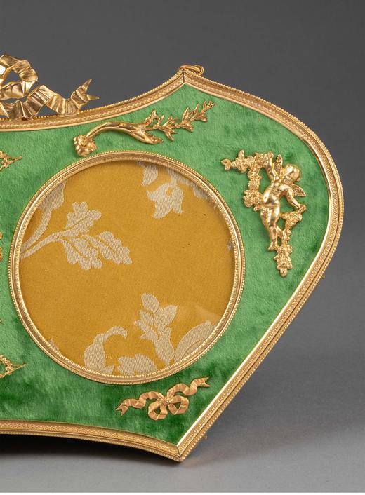 独角鹿西洋古董 19世纪末法国出品路易十五风格天使迎花主题铜鎏金精雕装饰绿丝绒双子相框 商品图3