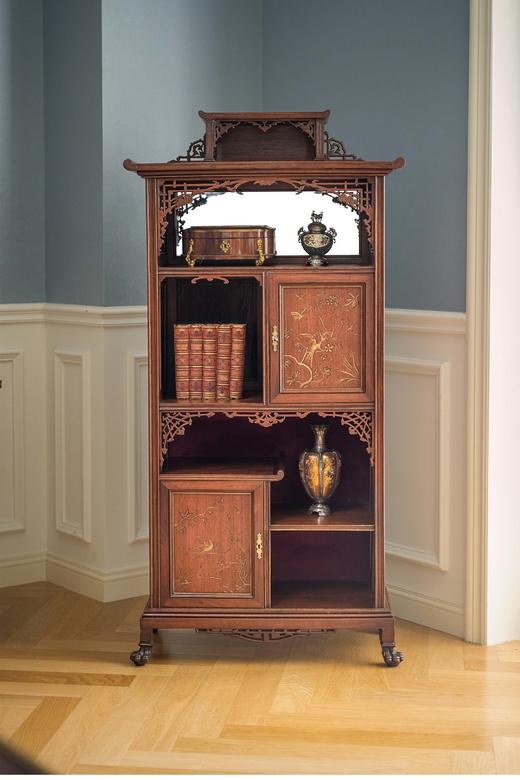独角鹿西洋古董 19世纪末法国出品VIARDOT东方风格花鸟飞蝶主题梧桐木精雕多宝阁式展柜 商品图1