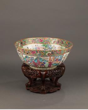 独角鹿西洋古董 中国出品花卉主题镂雕硬木底座装饰传统园邸人物主题广彩瓷潘趣酒碗