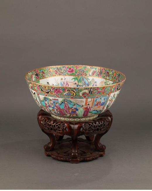 独角鹿西洋古董 中国出品花卉主题镂雕硬木底座装饰传统园邸人物主题广彩瓷潘趣酒碗 商品图0