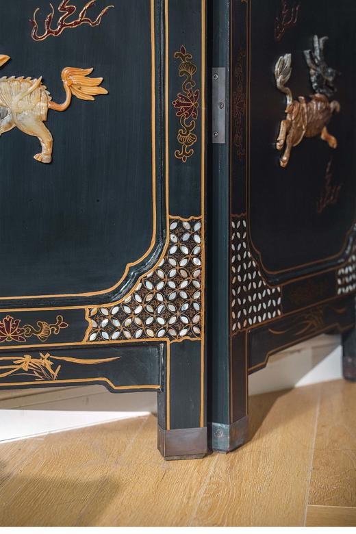 【已售】独角鹿西洋古董 中国创汇时期出品庭院人物主题百宝嵌装饰螺钿黑漆描金双面六曲屏风 商品图5