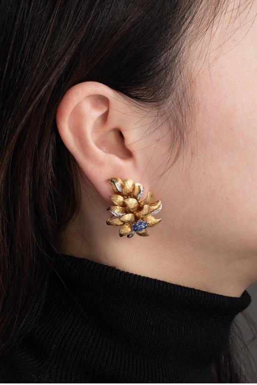 独角鹿西洋古董  意大利出品黄金白金精雕镶嵌蓝宝石及钻石花簇造型耳夹一对 商品图0