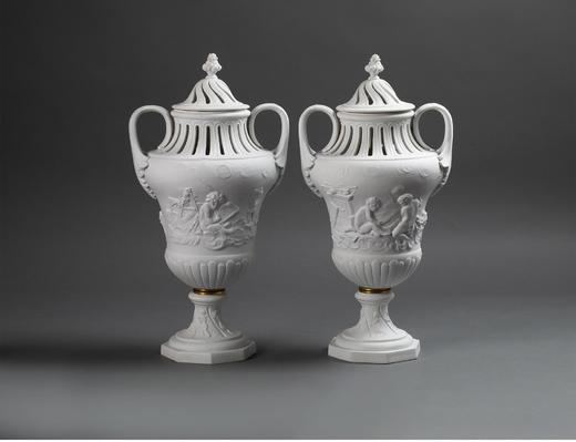 独角鹿西洋古董 法国出品绘画小天使主题素胎瓷浮雕及镂雕双耳带盖赏瓶家居摆件一对 商品图1