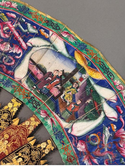 独角鹿西洋古董 中国古董 红黑漆木描金扇骨装饰官邸人物主题纸本彩绘双扇面折扇 商品图3