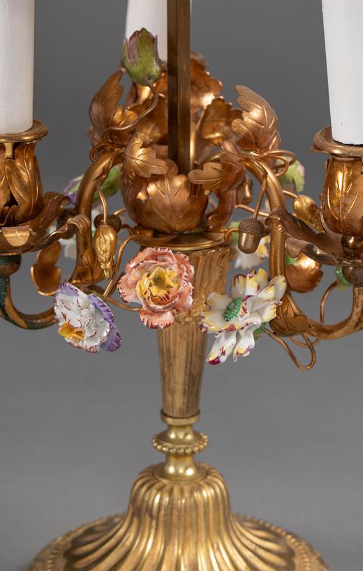 独角鹿西洋古董 1900年代法国出品路易十五风格铜鎏金精雕底座及多色瓷花装饰布面百褶灯罩Bouillotte造型三枝头台灯 商品图3