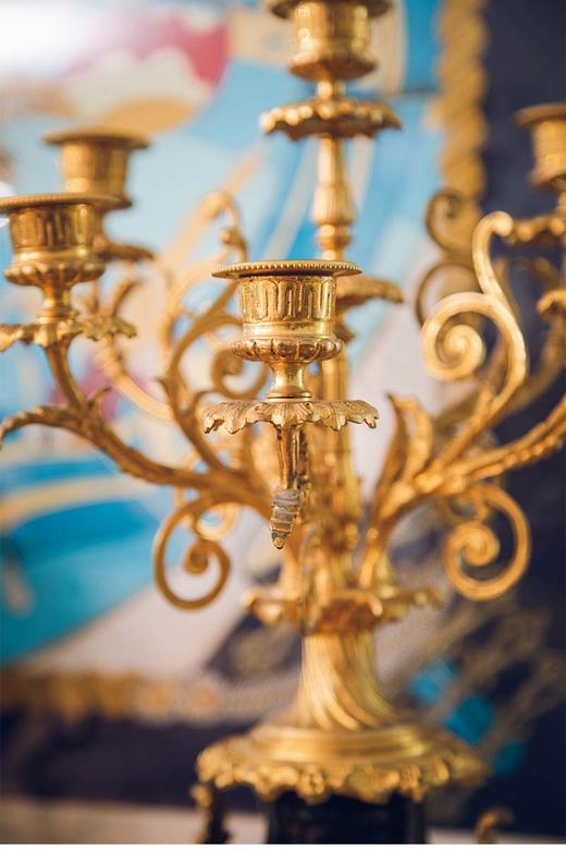 独角鹿西洋古董 法国G. Philippe工坊出品兽首花卉主题铜鎏金精雕装饰珐琅表盘陶瓷座钟烛台三件套 商品图4