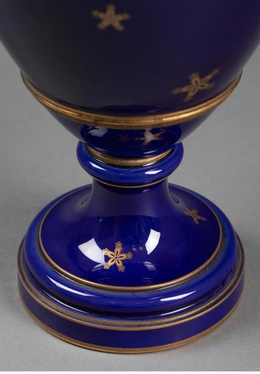 独角鹿西洋古董 1911年代法国御窑塞弗尔出品樱花图案手绘描金装饰帝王蓝釉带盖瓷瓶 商品图4