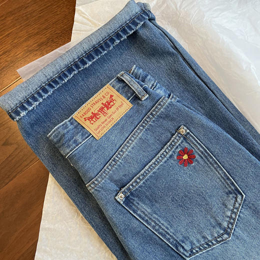 版型爆好！！人手一条，2025复古水洗小红花刺绣宽松直筒显瘦牛仔裤女款 商品图3