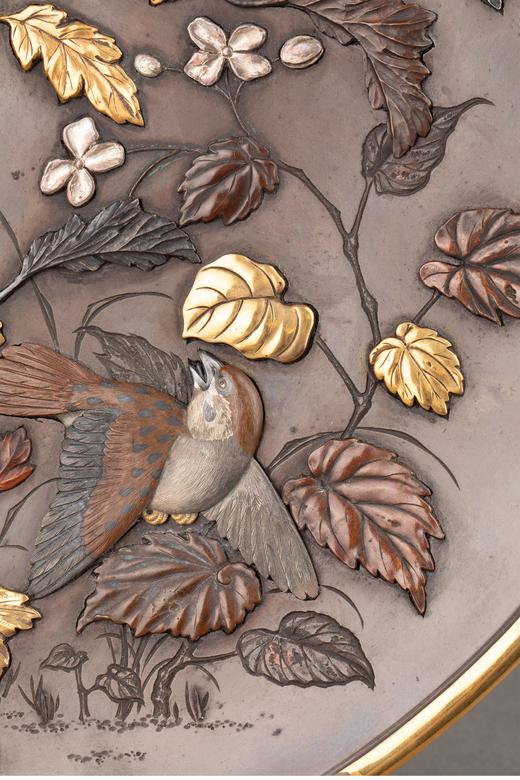 独角鹿西洋古董 日本明治时期出品猫头鹰与雅菊主题镀金银精雕装饰赤铜赏盘摆件 商品图3