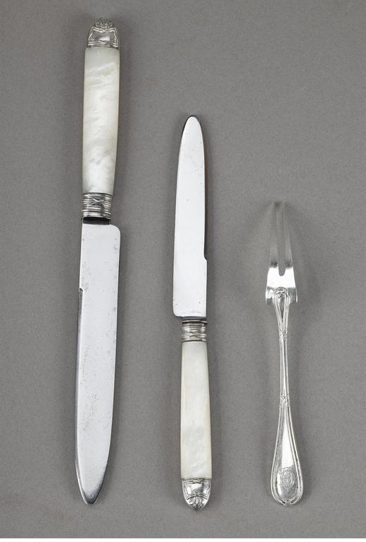 独角鹿西洋古董 20世纪上半叶法国银器工坊出品定制款母贝手柄装饰纯银及银镀金餐具套件 带橡木原盒 商品图5