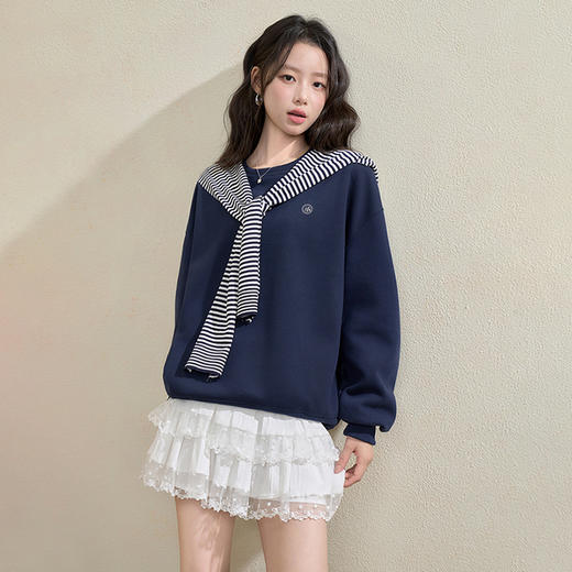 西遇宽松圆领卫衣女秋季新款学院风条纹披肩叠穿长袖上衣H0055271 商品图0