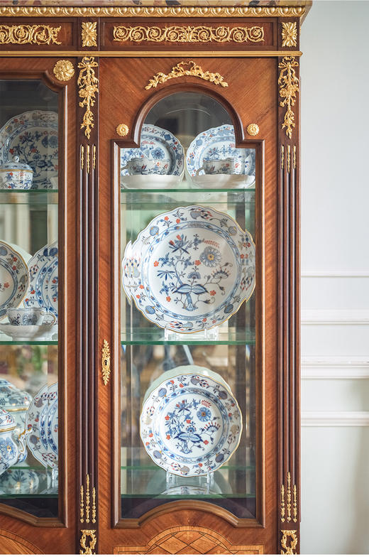 【已售】独角鹿西洋古董 法国家具名坊林克出品路易十六风格铜鎏金精雕装饰花卉乐器主题细木镶嵌玻璃展柜 商品图3