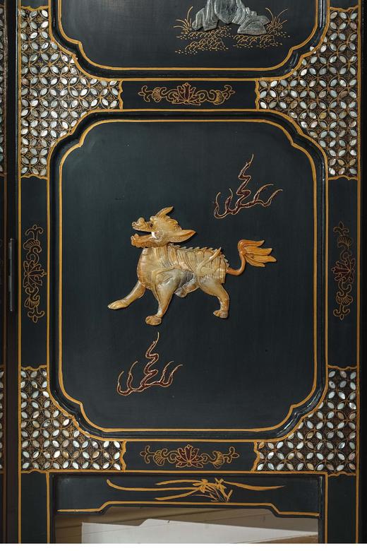 【已售】独角鹿西洋古董 中国创汇时期出品庭院人物主题百宝嵌装饰螺钿黑漆描金双面六曲屏风 商品图4