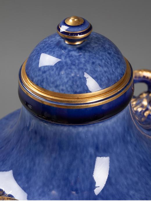 独角鹿西洋古董 1886-1891年代法国御窑出品手绘描金装饰羊头双耳云朵蓝釉带盖瓷瓶一对 商品图3