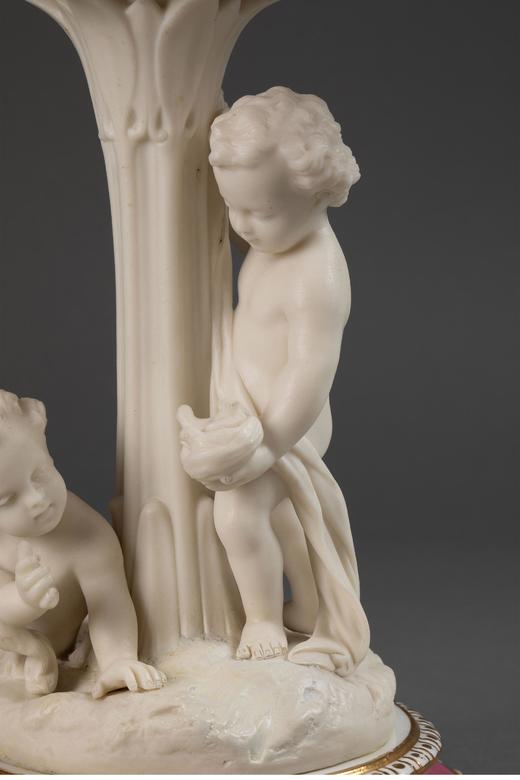 【已售】独角鹿西洋古董 古董摆件 法国出品小天使主题素胎瓷雕底座马蹄莲造型手绘描金装饰粉白釉瓷制中央花瓶摆件 商品图3