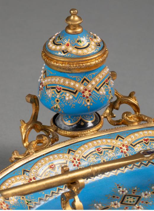 【已售】独角鹿西洋古董  法国出品卷叶滚珠纹铜鎏金精雕装饰布雷松珐琅彩绘描金墨水台及钢笔套件 商品图3