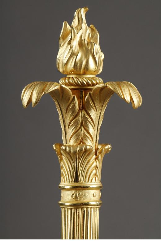 独角鹿西洋古董 19世纪法国著名铸造工坊Barbedienne签名出品帝政风格天鹅圣火主题铜鎏金精雕三枝头烛台一对 商品图3