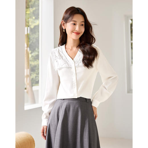 【周四狂欢价】熙世界法式大翻领白色衬衣2025秋装新款长袖衬衫设计感显瘦上衣 商品图3