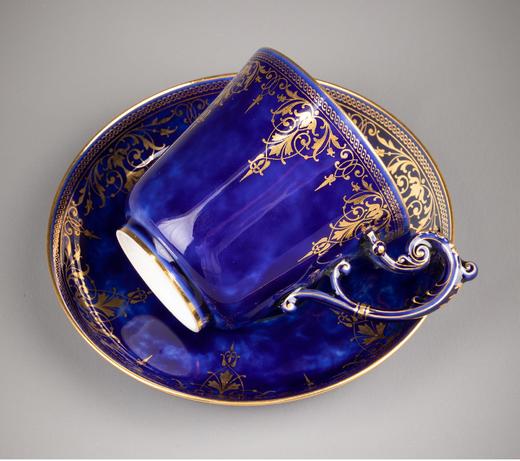 独角鹿西洋古董 1921年代法国御窑塞弗尔出品手绘描金装饰古典花叶纹帝王蓝釉瓷器杯碟 商品图1