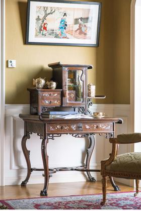 独角鹿西洋古董 VIARDOT东方风格宅院人物与花卉主题铜鎏金装饰母贝镶嵌梧桐木精雕写字桌