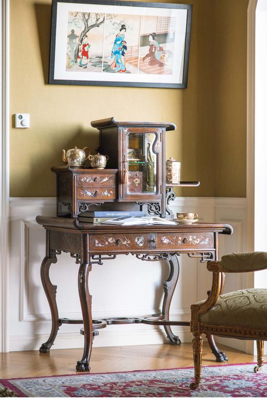 独角鹿西洋古董 VIARDOT东方风格宅院人物与花卉主题铜鎏金装饰母贝镶嵌梧桐木精雕写字桌 商品图0