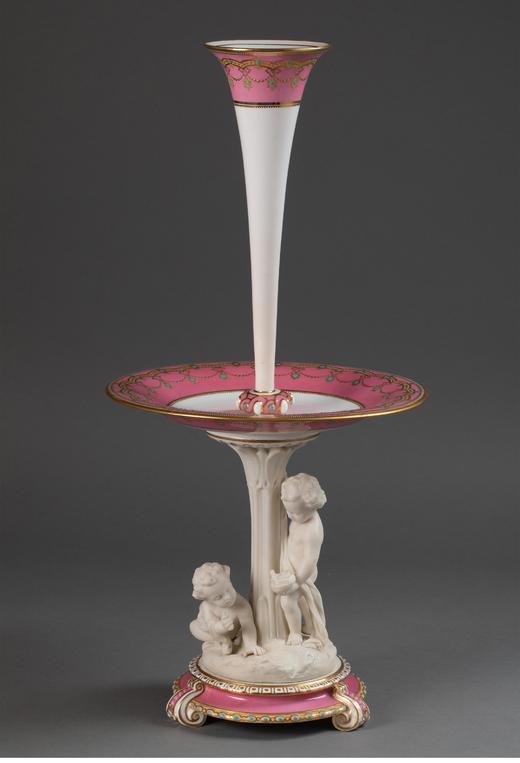 【已售】独角鹿西洋古董 古董摆件 法国出品小天使主题素胎瓷雕底座马蹄莲造型手绘描金装饰粉白釉瓷制中央花瓶摆件 商品图0