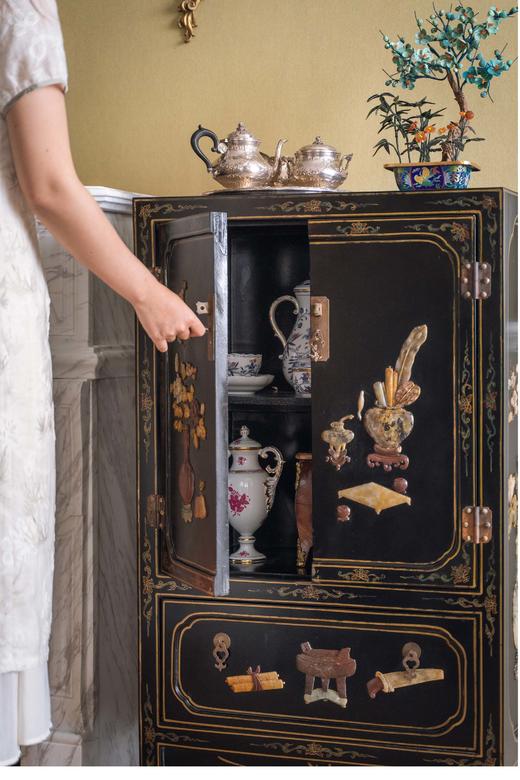 【已售】独角鹿西洋古董 中国出品博古清供主题寿山石镶嵌黑漆描金边柜 商品图1