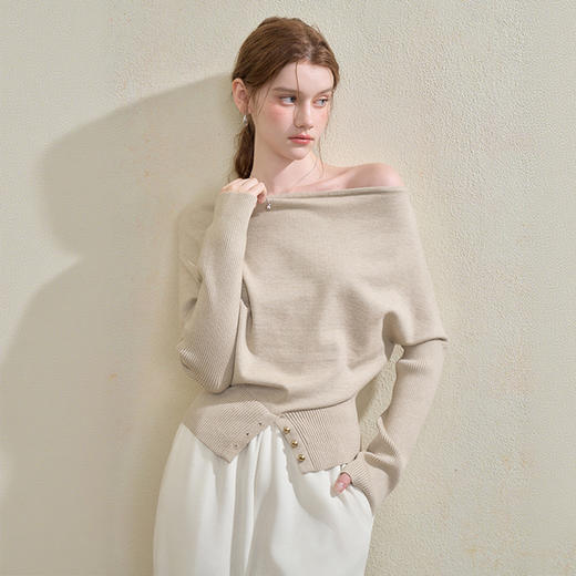 西遇气质露肩针织衫女2025秋季新款开叉下摆设计感斜肩收腰毛衣V3355194 商品图0