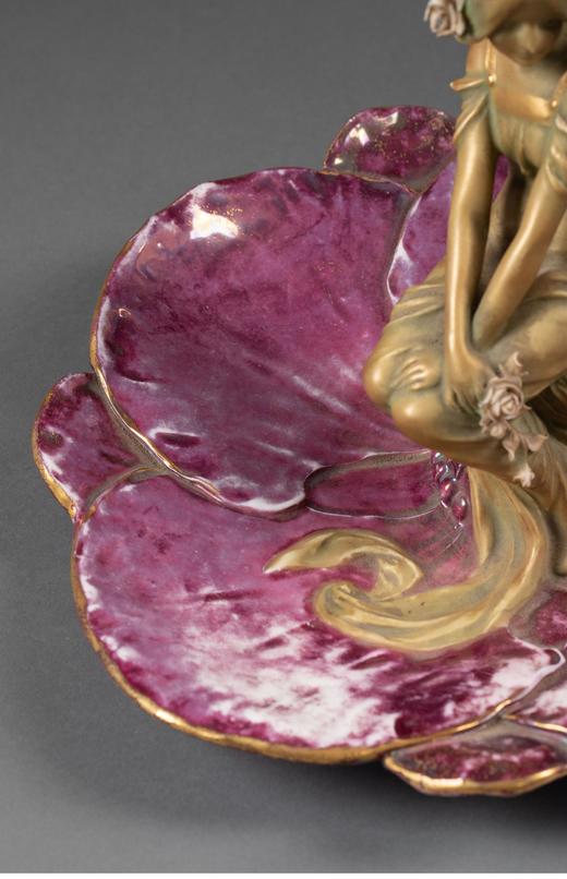 独角鹿西洋古董 1900年代奥地利出品新艺术风格花中少女主题釉面陶瓷托盘摆件 商品图4