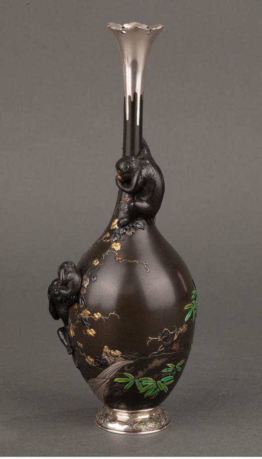 独角鹿西洋古董  日本明治时期武蔵屋大関签名创作三不猴主题镀金银精雕装饰珐琅彩绘细颈铜花瓶 商品图1