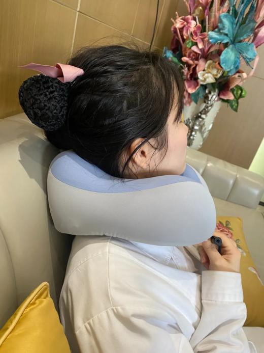 【多妈团购 三浦植造便携冰丝护颈枕(送收纳盒）】出行搭子，贴肤秒降温3度，防晒衣同款面料 速干透气不闷热，高密度记忆棉，贴合颈窝全方位支撑，出差、午睡、低头族必备-美初 商品图4