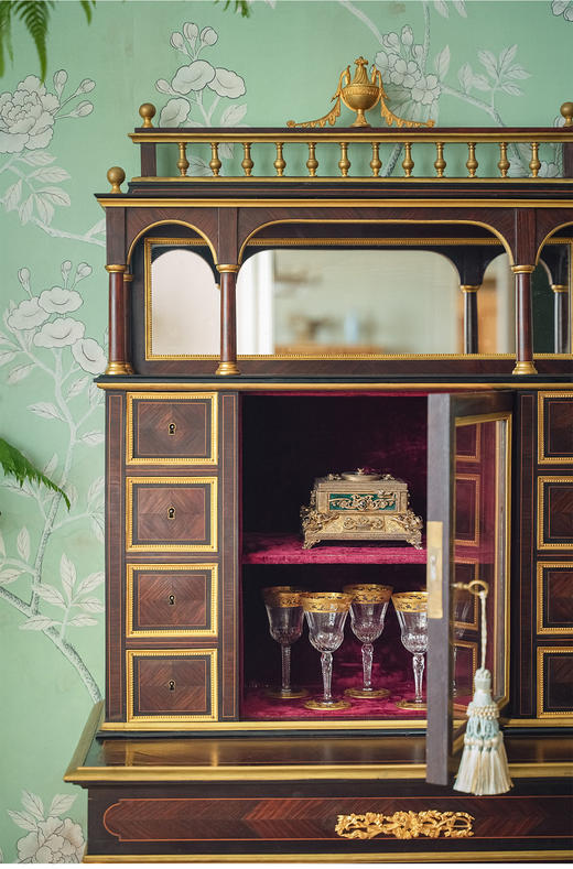 独角鹿西洋古董 法国家具工坊Krieger出品路易十六风格铜鎏金雕饰细木镶嵌玻璃展柜/边柜 商品图2