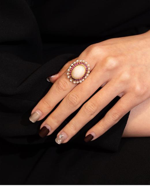 独角鹿西洋古董 1890年代法国出品18K黄金镂雕戒托镶嵌欧泊石天然海水珍珠及红宝石戒指 商品图1