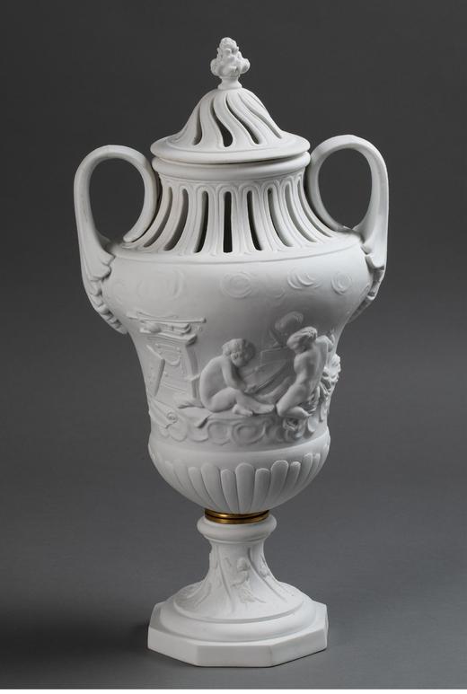 独角鹿西洋古董 法国出品绘画小天使主题素胎瓷浮雕及镂雕双耳带盖赏瓶家居摆件一对 商品图3