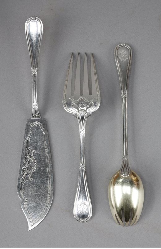 独角鹿西洋古董 20世纪上半叶法国银器工坊出品定制款母贝手柄装饰纯银及银镀金餐具套件 带橡木原盒 商品图2