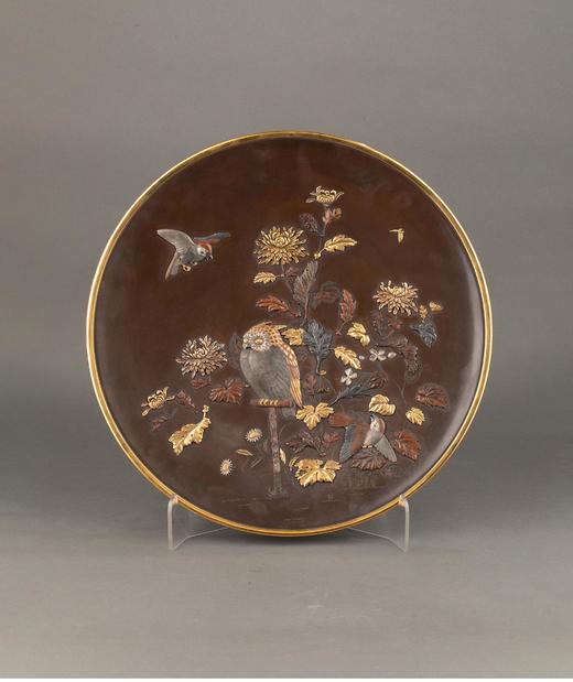 独角鹿西洋古董 日本明治时期出品猫头鹰与雅菊主题镀金银精雕装饰赤铜赏盘摆件 商品图0