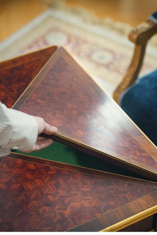 独角鹿西洋古董 19世纪末法国出品路易十六风格卷叶蝴蝶结主题铜鎏金精雕装饰桃花芯木多功能翻盖游戏桌 商品图4