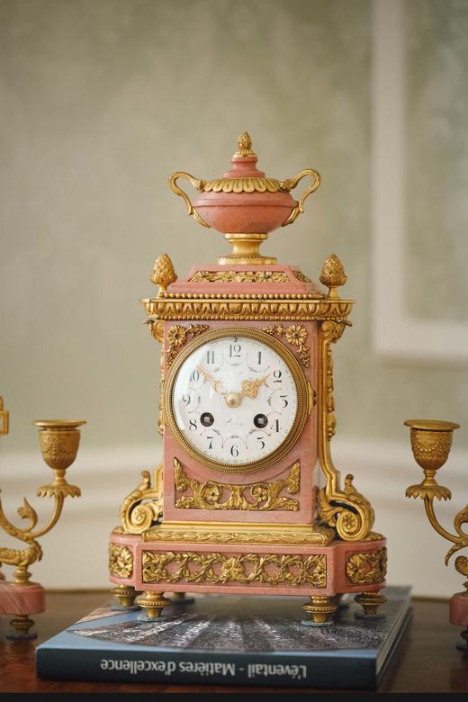 独角鹿西洋古董 1890年代法国出品路易十六风格胜利奖杯主题铜鎏金精雕装饰粉色大理石座钟烛台三件套 商品图2