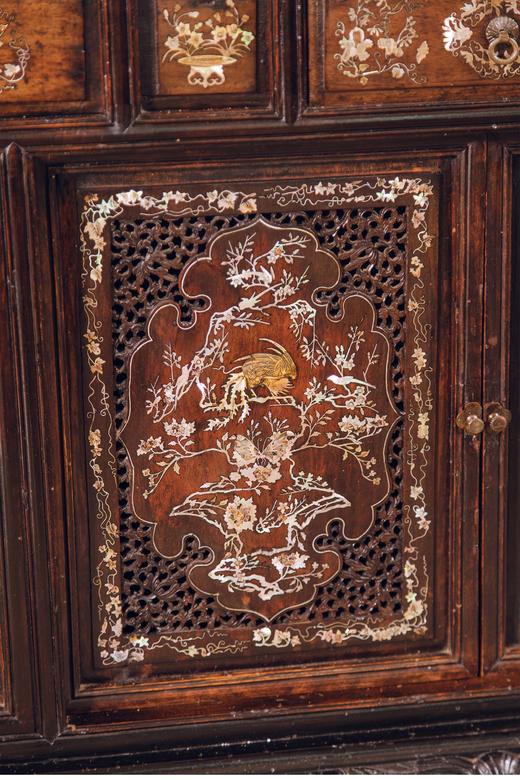 【已售】独角鹿西洋古董 中国出品花梨木精雕装饰鸟蝶繁花主题螺钿镶嵌边柜 商品图3