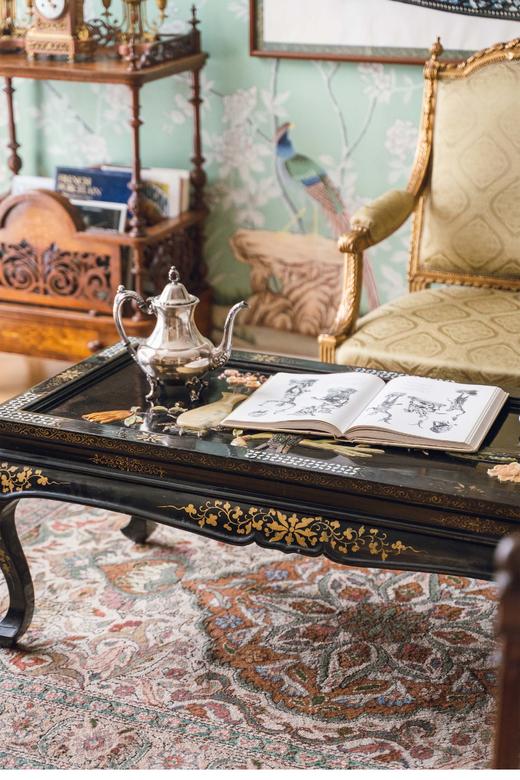 【已售】独角鹿西洋古董 中国出品博古瓶花主题寿山石及螺钿镶嵌黑漆描金矮桌几 商品图2