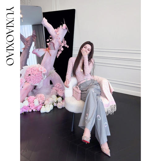 余潇潇【爱意初秋】亚麻混纺层次感抽褶设计烫钻提花V领修身上衣 商品图3