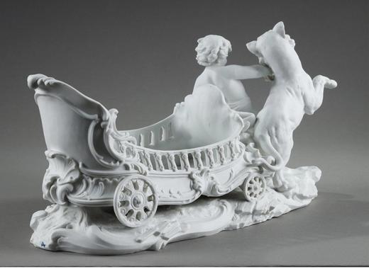 【已售】独角鹿西洋古董 19世纪德国出品丘比特与雄狮驾车主题素胎瓷雕花樽 商品图0