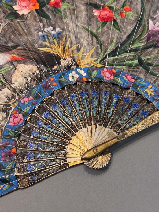 独角鹿西洋古董 中国古董 银鎏金累丝烧蓝扇骨装饰花鸟庭园主题纸本彩绘双扇面折扇 商品图4