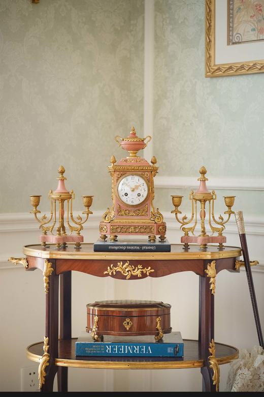 独角鹿西洋古董 1890年代法国出品路易十六风格胜利奖杯主题铜鎏金精雕装饰粉色大理石座钟烛台三件套 商品图0