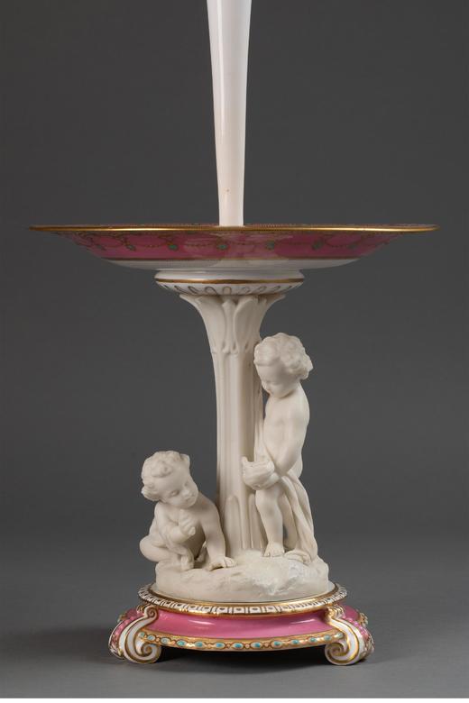 【已售】独角鹿西洋古董 古董摆件 法国出品小天使主题素胎瓷雕底座马蹄莲造型手绘描金装饰粉白釉瓷制中央花瓶摆件 商品图1